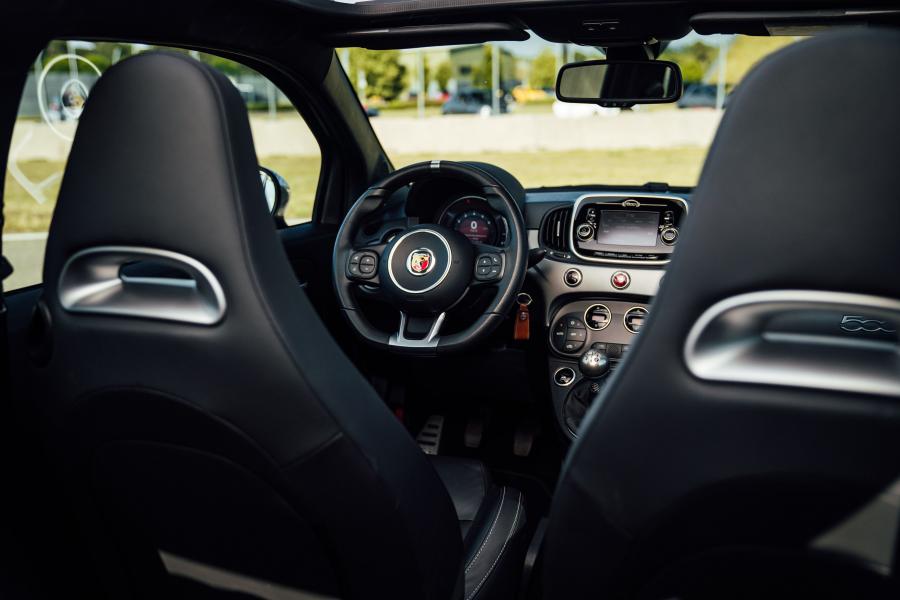 Интерьер Abarth 595C Turismo (312) 2016 года  (WW) (фото 12 из 31)